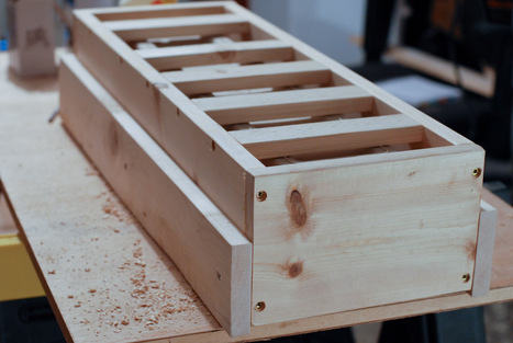 Come costruire un tavolo rustico di legno per il giardino