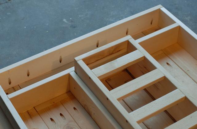 Come costruire un tavolo porta vivande semplice e resistente