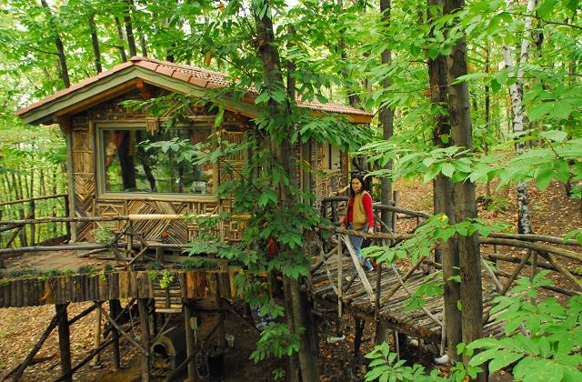 Ponti e passerelle di legno sospese collegano le varie case