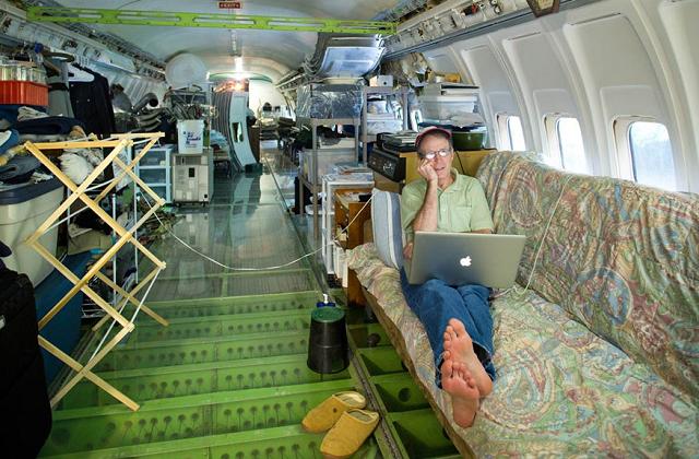 Bruce Campbell nel suo salotto all'interno del Boeing