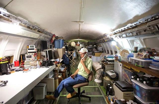 Bruce tutto sommato è contento e felice della sua nuova casa