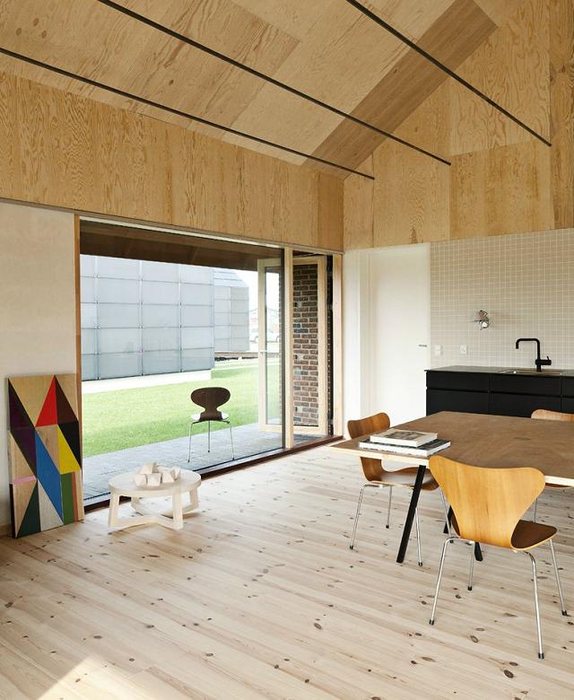La Brick House, in Danimarca, utilizza argilla e tanto legno