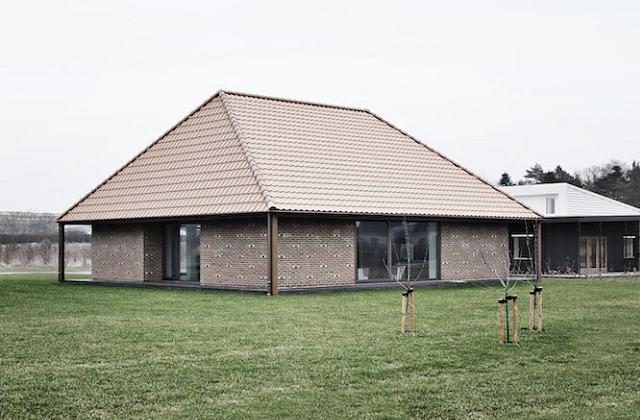 Dall'esterno la Brick House sembra la classica casa nordica