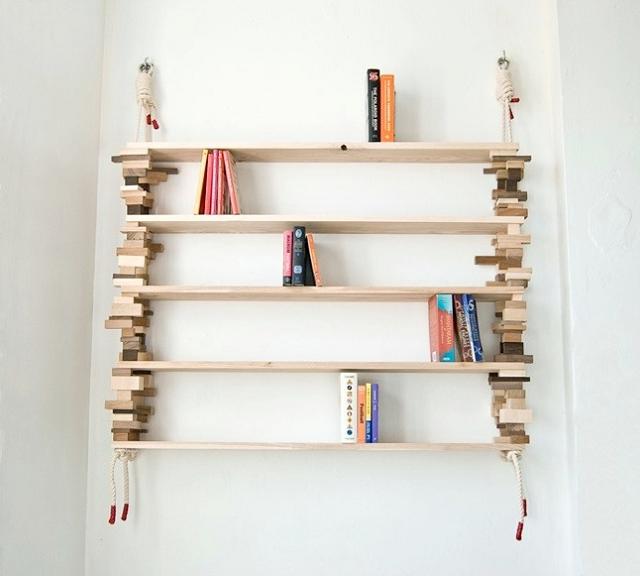 Una bellissima libreria realizzata con legno di recupero