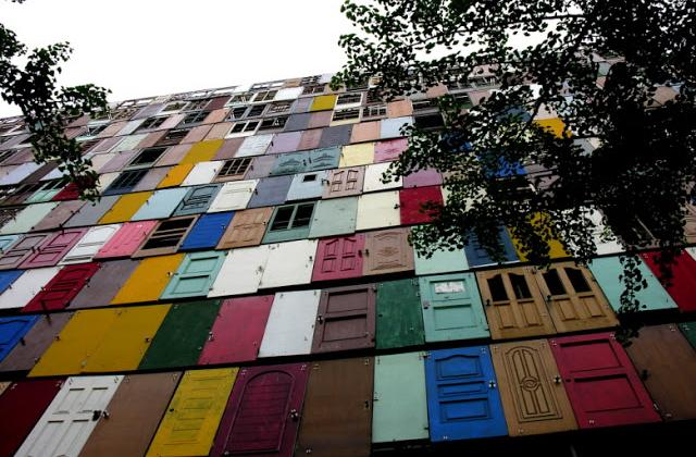 1000 Doors: l'edificio fatto da 1000 porte riciclate