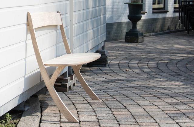 Questa panchina sfida la forza di gravità!