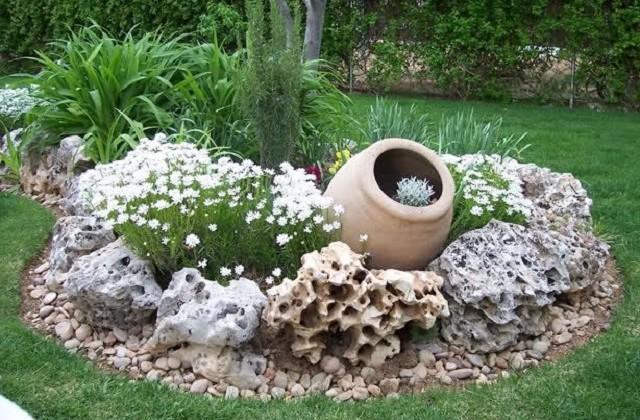 Giardino decorato con i sassi