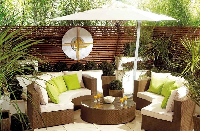 Come avere un salotto in giardino: poltrone e divani da esterni