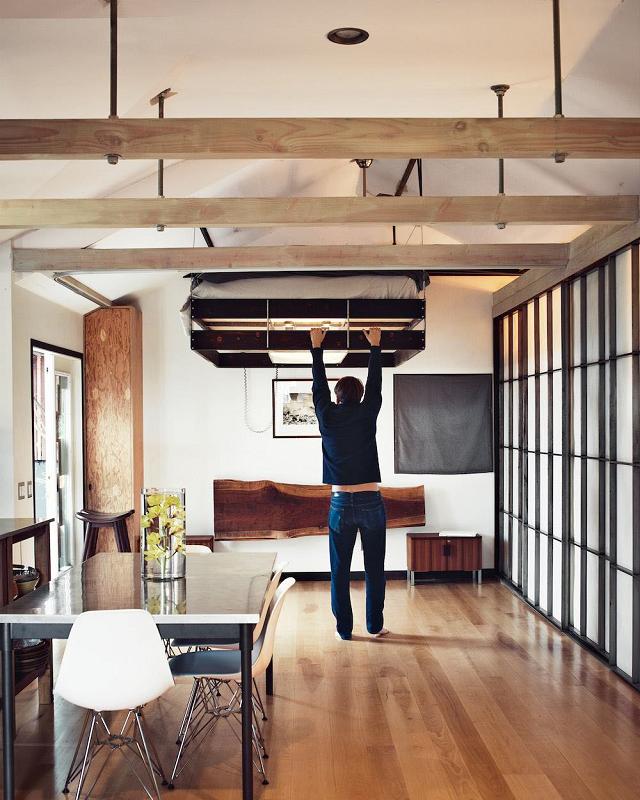 Il letto che scompare nel soffitto