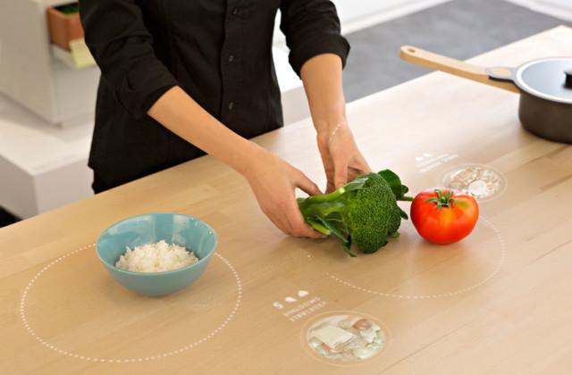 Il tavolo del futuro? Ricarica il cellulare e suggerisce le ricette