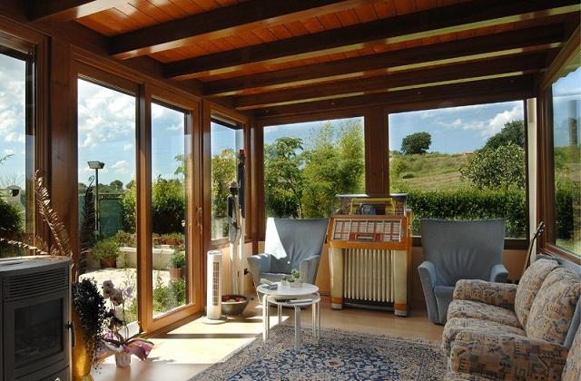 Trucchi per arredare una veranda chiusa