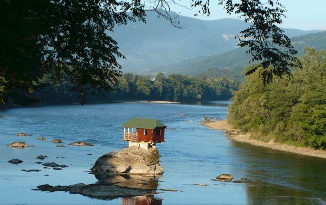 La casa su una roccia nel mezzo del fiume Drina