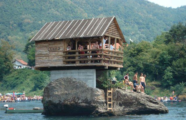 La casa sul fiume Drina: piccola, ma affollatissima