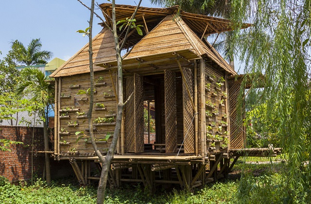 Costruire una casa in bambù in 25 giorni con 2500 dollari