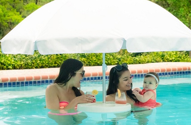 Un ombrellone che vi segue in acqua e vi protegge dal sole