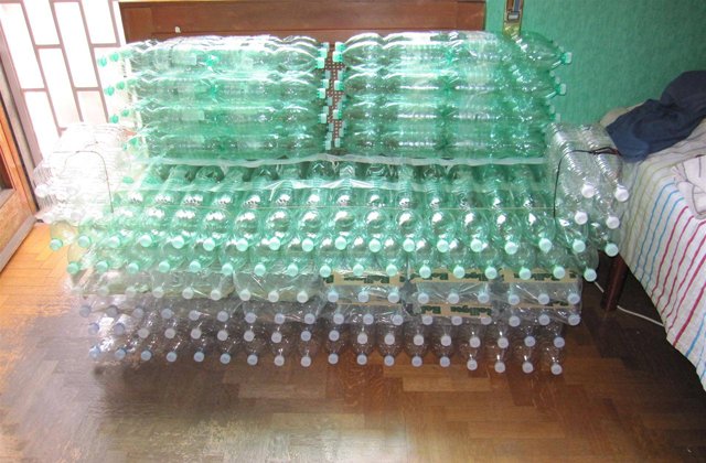 mobili con le bottiglie di plastica