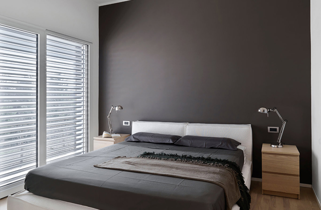 parete grigia camera da letto