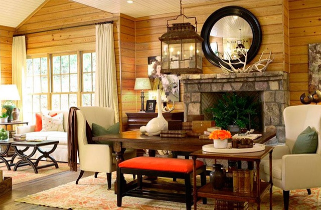 Una casa con le pareti rivestite in legno