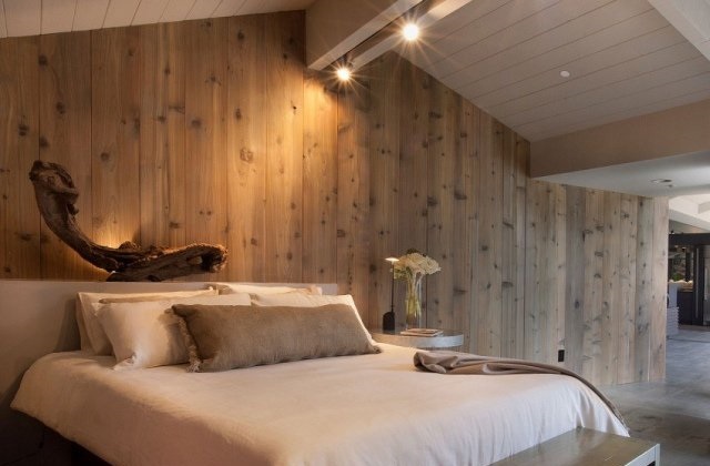 Una casa accogliente con le pareti in legno