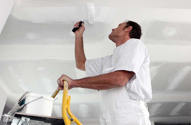 Pitturare il soffitto senza schizzi di vernice