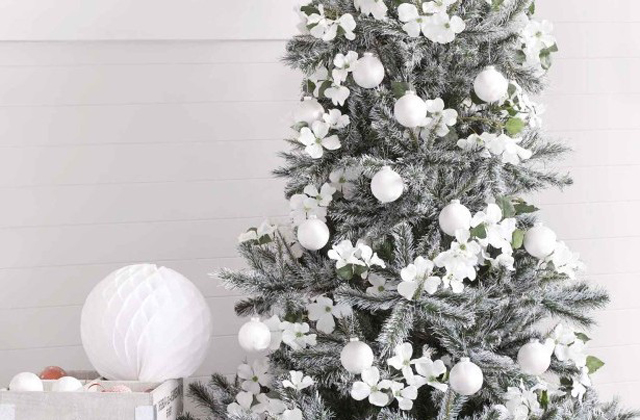 decorare l'albero di natale in bianco