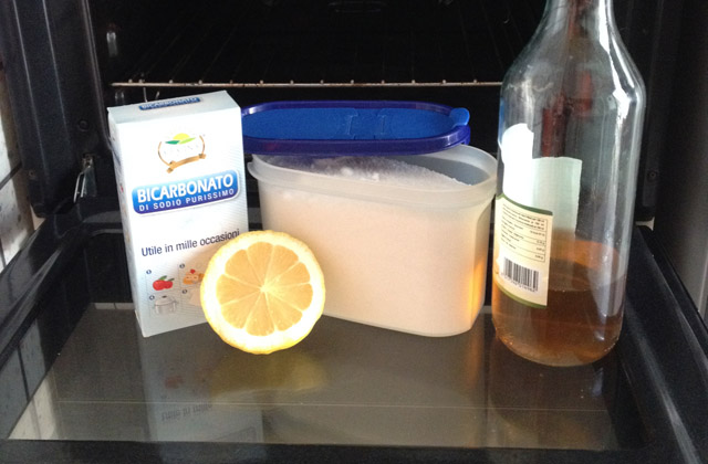 pulire il forno senza detersivi