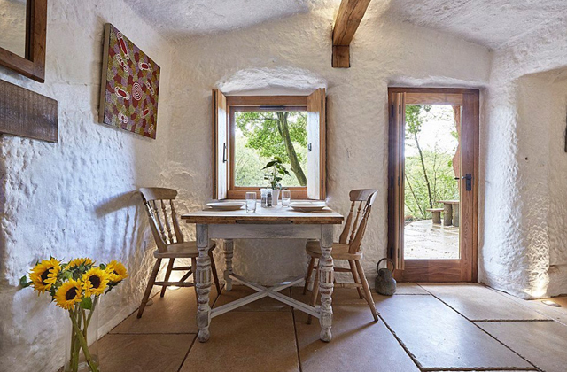 casa dentro alla roccia