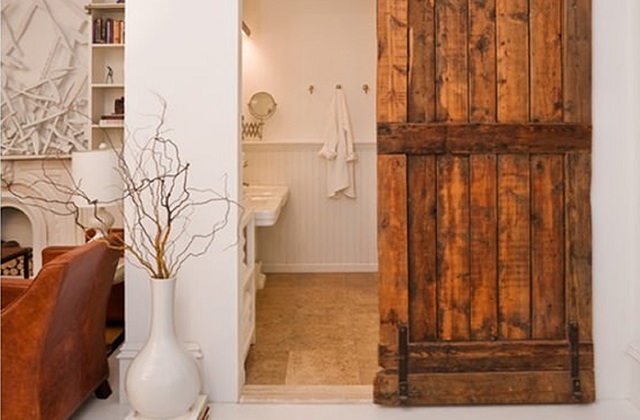 restauro di una porta di legno