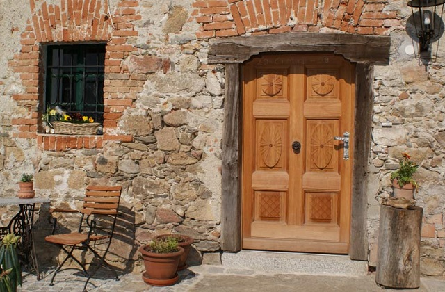Restaurare una vecchia porta di legno