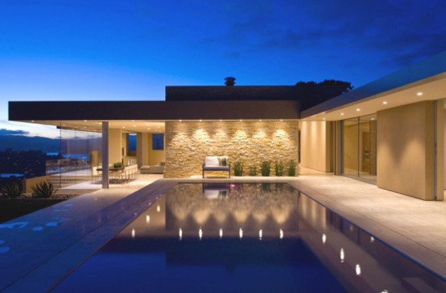 villa Wright illuminata di sera
