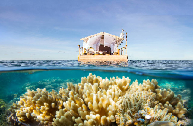 casa galleggiante in mezzo al mare