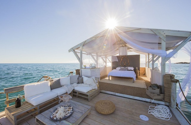 Trascorrere una notte magica su una casa galleggiante