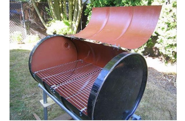 barbecue barile con griglie interne e coperchio