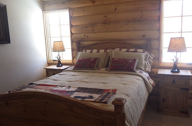 Camera di letto di una log house