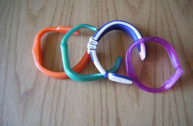 braccialetti fatti con spazzolini da denti