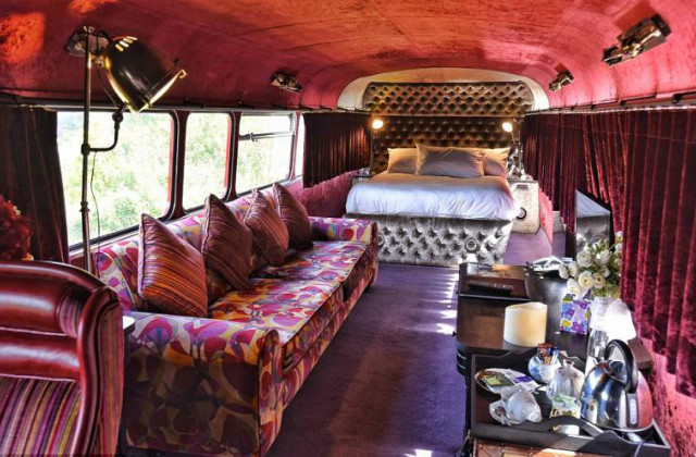 camera da letto interna all'autobus-hotel