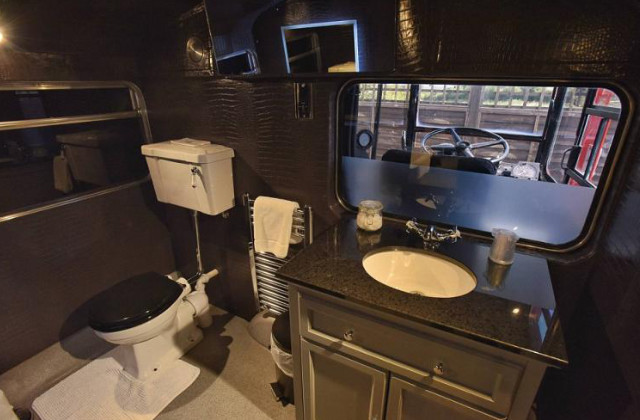 piano inferiore con bagno dietro posto di guida