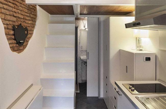 la casa più piccola in Italia interno con scala
