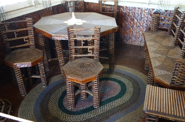 tavolo e sedie in cartapesta