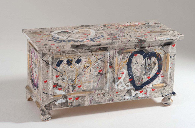 cassettiera rivestita con giornali