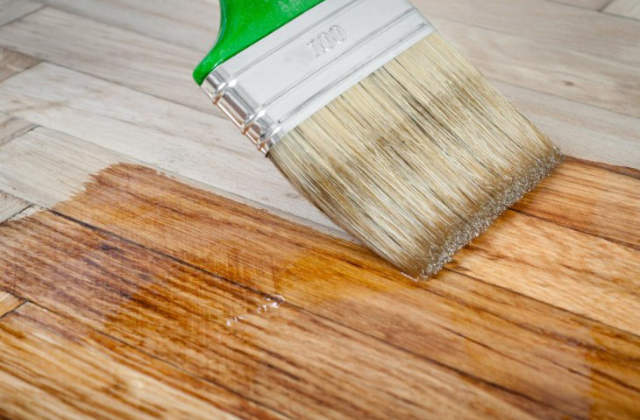 stendere olio protettivo per proteggere il legno