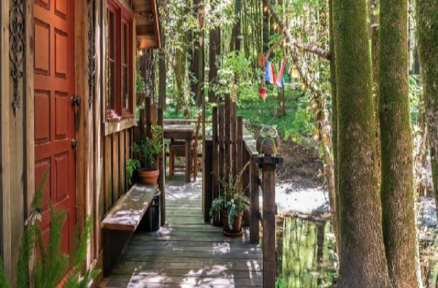 sull'albero veranda esterna che da sul ruscello