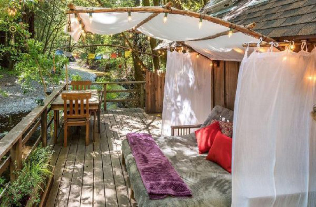 tiny house sull'albero area relax con divanetto a due posti