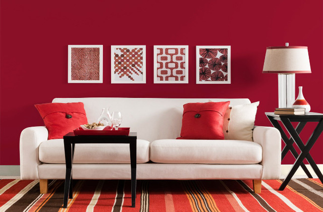 salone con parete color corallo