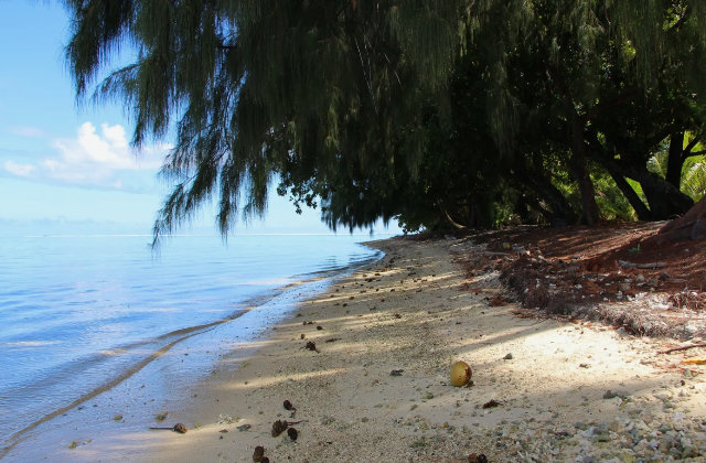 tavolo e sedie sul molo