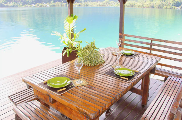 tavolo e sedie sul molo