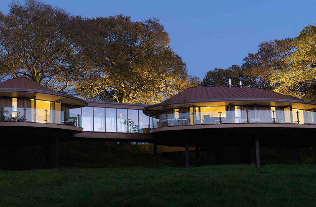 casa di lusso sull'albero notte