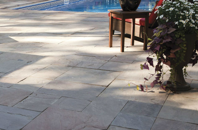 patio lastricato bordo piscina