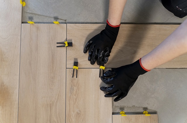 Quali sono i materiali più adatti a un pavimento in sovrapposizione