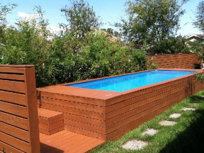 piscina fatta con materiale di cassonetto spazzatura